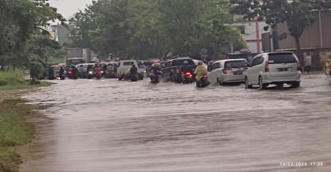 Sekitar Menit Diguyur Hujan Deras Sejumlah Ruas Jalan Di Batam Terendam Banjir