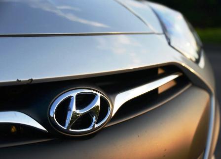 2013-Hyundai-Genesis-Coupe-front-grill-emblem.jpg