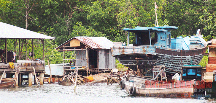 Docking-Kapal-di-Pulau-Mana,-Bintan.gif