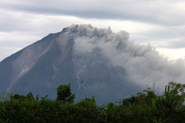 Gunung-Sinabung1-kembali-meletus-Ayat-Suheri-Karokaro.jpg