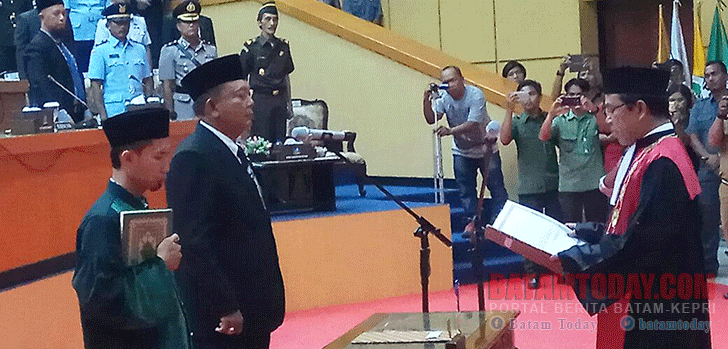 Ketua-DPRD-Bintan-Nesar-Ahmad-saat-dilantik.gif