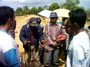 Ketua-RT-Kamoung-Siolong,-Rani-dan-mantan-Pemilik-Lahaan-Khirul-1.jpg