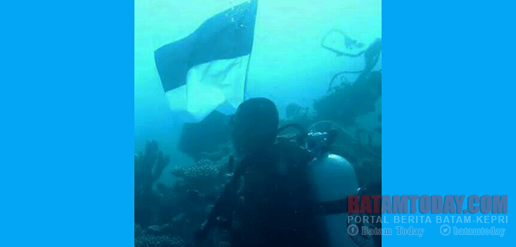 Kobarkan-bendera-di-dalam-laut.gif