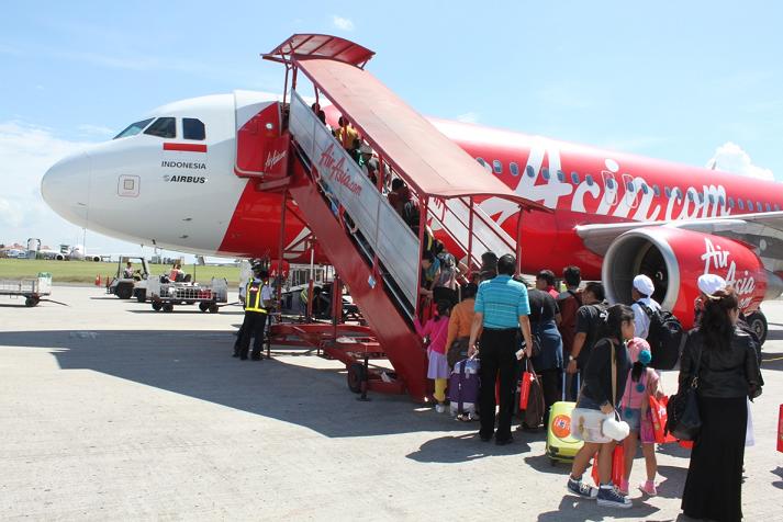 Para-penumpang-pertama-dari-Jakarta-bersiap-siap-naik-ke-pesawat-Airbus-A320-milik-AirAsia-Indonesia-untuk-terbang-menuju-Johor-Bahru.jpg