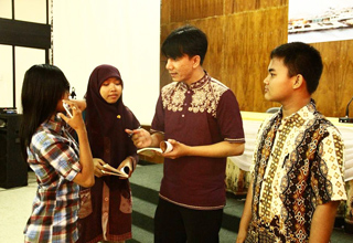 Pegiat-FAM-Indonesia-Muhammad-Subhan-bersama-peserta-Arek-Suroboyo-Berpuisi1.jpg