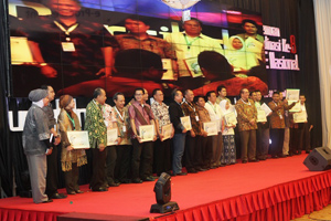 Penerimaan-LKPP-RI-Award-tahun-2012-pada-Rakornas-LPSE-Ke-8-Tahun-2012-di-Jakarta.jpg