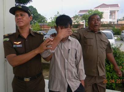 Photo_Terdakwa_Pencabulan_Saat_digiring_Ke_Penjara_PN_Tanjungpinang.JPG