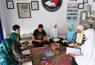 Suasana-diskusi-menulis-di-kantor-FAM-Indonesia.jpg