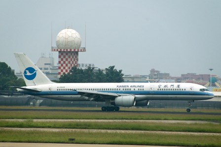 Xiamen_Airlines_B757_old_paint_at_ZSAM.jpg