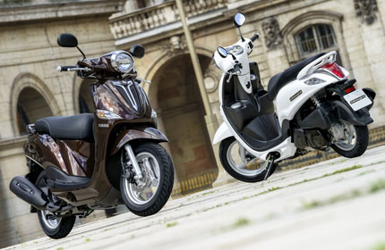 front-and-rear-of-the-yamaha-delight-scooter0iu.jpg