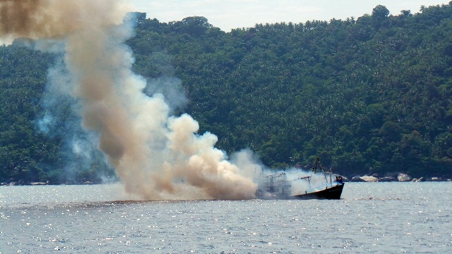 kapal_nelayan_asing_ditenggelamkan_pakai_peledak_di__perairan_Tanjung_Pedas_Tarempa.JPG