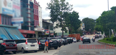 Bahu Jalan di Daerah Peniun Jadi Lahan Parkir, Dishub Batam Tak Tegas