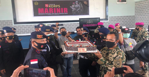 mar-10-SBY-dapat-kue.jpg