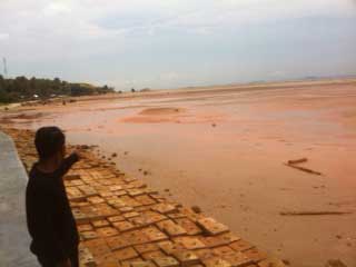 pantai-tanjung-memban-tercemar-lumpur.jpg